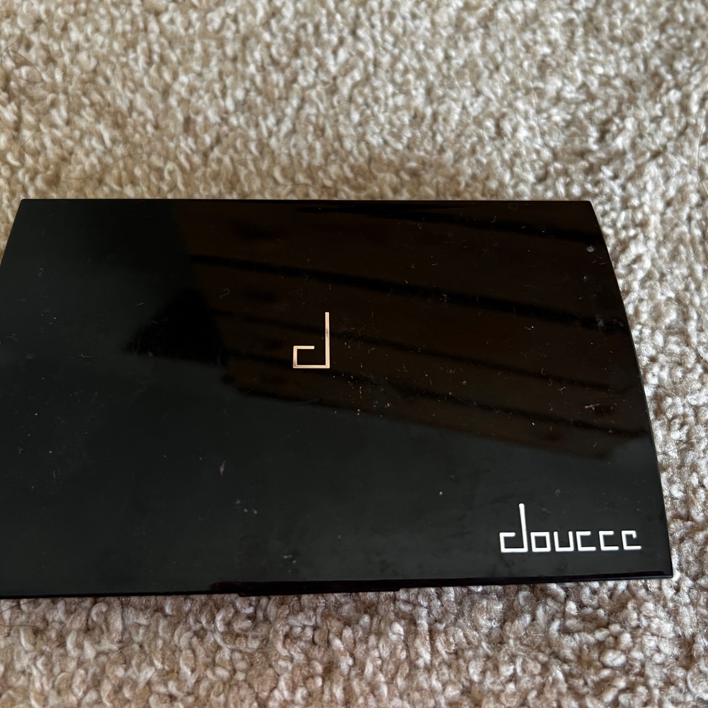 BEAUTIFULLY PIGMENTED PALLET FOR FALL